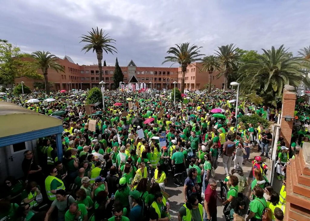 Concentración del profesorado a las puertas de la reunión entre Conselleria y comité de huelga.