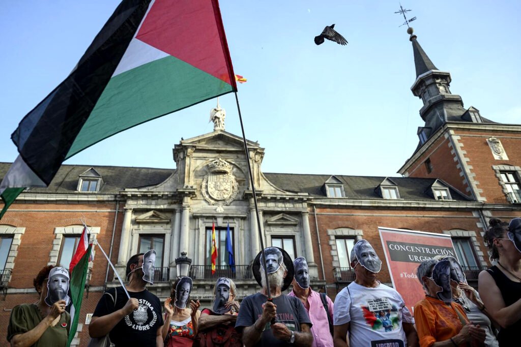 Concentración frente al Mº de Exteriores en Madrid. Fotografía de Álvaro Minguito.
