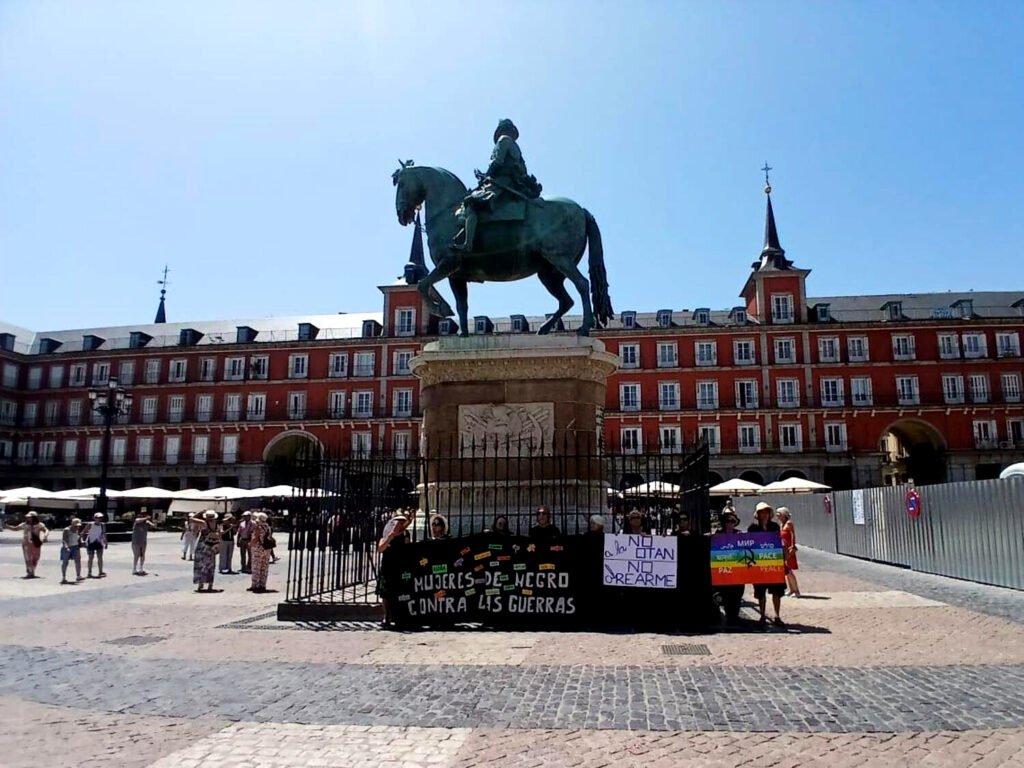 Concentración periódica de Mujeres de Negro en Madrid los últimos domingos de mes en la Plaza Mayor (29 junio 2025).