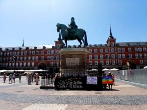 Concentración periódica de Mujeres de Negro en Madrid los últimos domingos de mes en la Plaza Mayor (29 junio 2025).