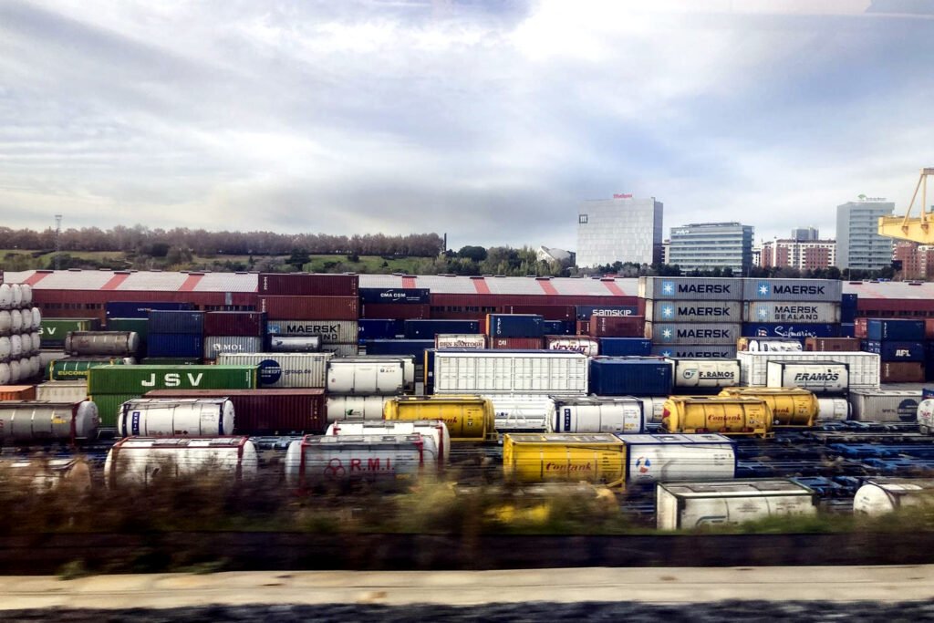 Contenedores de Maersk, empresa de transporte marítimo, a la entrada de Madrid.