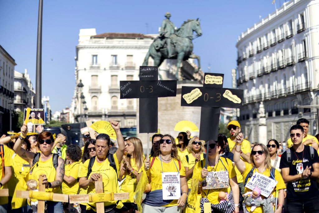 Decenas de educadoras infantiles han realizado una acción en Puerta del Sol, este lunes, con ella entran a su décima semana de huelga indefinida.