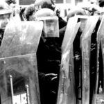 Despliegue policial para enfrentarse a los manifestantes racializados durante las protestas de Handsworth, Inglaterra, de 1985.