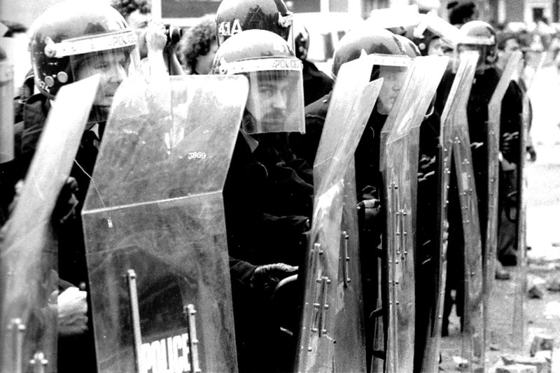 Despliegue policial para enfrentarse a los manifestantes racializados durante las protestas de Handsworth, Inglaterra, de 1985.