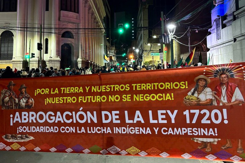 Dirigentes indígenas en vigilia en La Paz esperando la derogación de la Ley 1720 en mayo de 2026.