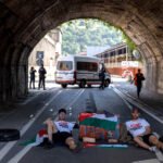 Dos jóvenes cortan uno de los accesos a la entrada a la fábrica de la CAF en Beasain, donde se celebra la junta de accionistas.