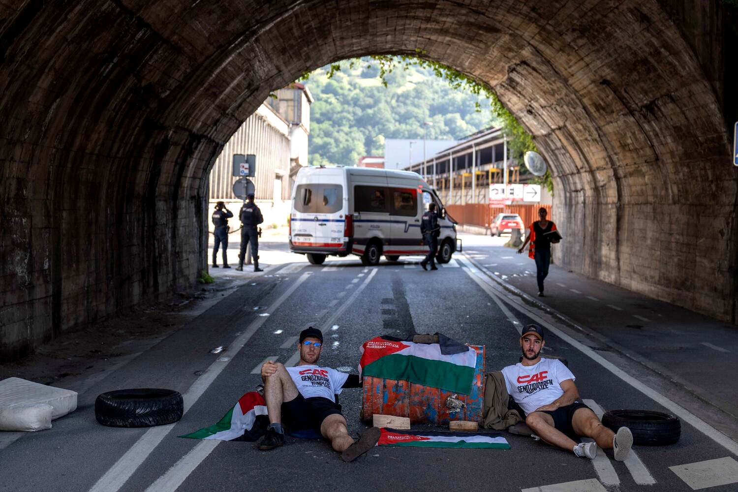 Activistas bloquean los accesos a Construcciones y Auxiliar de Ferrocarriles (CAF) durante su junta de accionistas en protesta por sus negocios con Israel