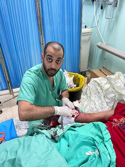 El Dr. Feroze Sidhwa, cirujano traumatólogo y médico de cuidados intensivos.
