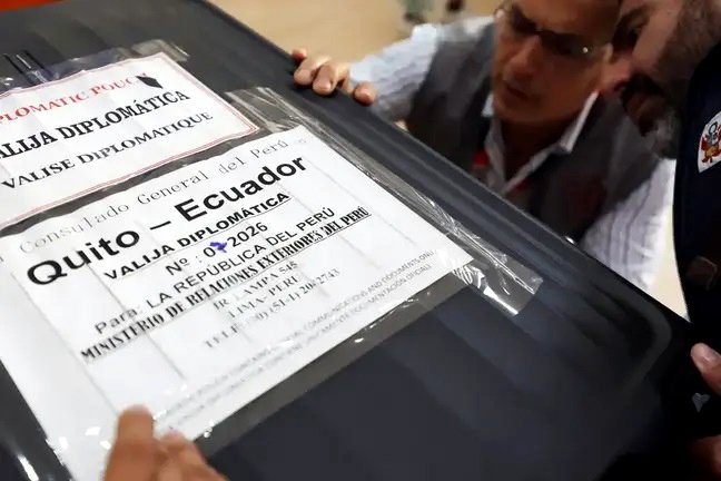 El Jurado Nacional de Elecciones viene fiscalizando el arribo de las actas electorales correspondientes a los locales de votación que funcionaron en el exterior en la segunda elección presidencial. Foto: Agencia Andina Editora Perú.