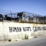 'El cementerio de los derechos humanos', escribió en una pared del antiguo centro para solicitantes de asilo de Moria, que se incendió en septiembre de 2020 - Lesbos, Grecia.