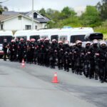 El enorme dispositivo de la Ertzaintza antes del desalojo que se alargaría por 5 horas.