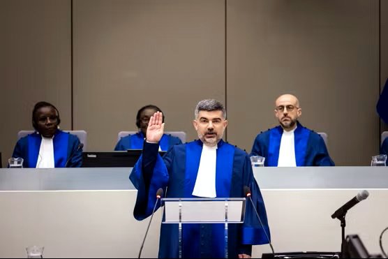 El juez francés Nicolas Guillou jura su cargo en la sede de la Corte Penal Internacional en La Haya, Países Bajos, el 8 de marzo de 2024.