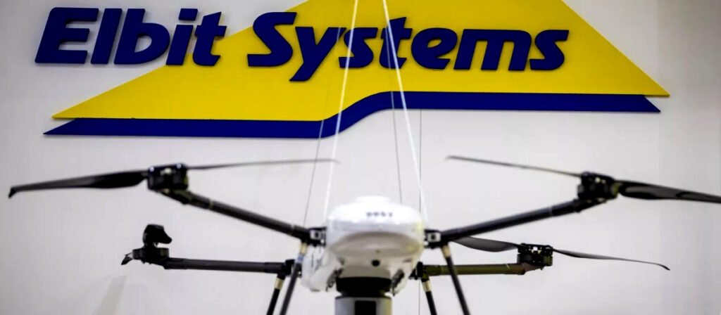 El logotipo de Elbit Systems junto a uno de sus aviones no tripulados.