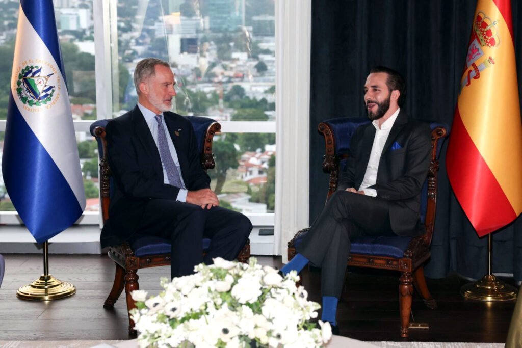 El rey Felipe VI junto al presidente de la República de El Salvador, Nayib Bukele, tras su investidura el 1 de junio de 2024.