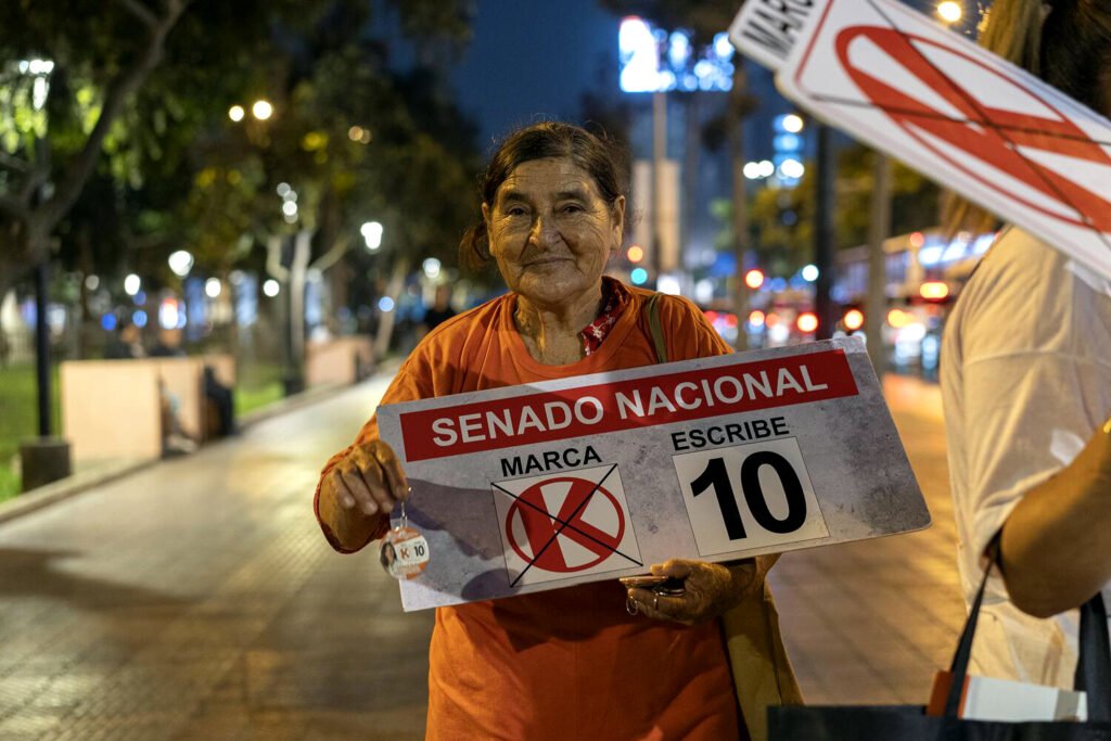 En el barrio de Miraflores, en Lima, una voluntaria de la campaña electoral de la candidata al Senado Sitza Romero, de Fuerza Popular. Miguel Fernández Ibáñez.