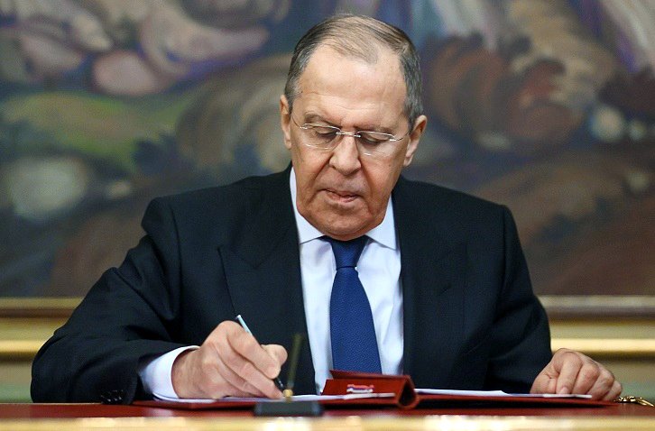 El artículo de S.V. Lavrov estaba previsto inicialmente para su publicación en la revista europea Politico Europe, pero en el último momento, por decisión de los editores, se canceló la publicación.