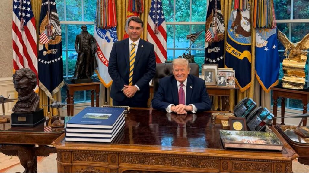 Flávio Bolsonaro y el presidente Trump, en el Despacho Oval, en la foto difundida por el brasileño en redes sociales.