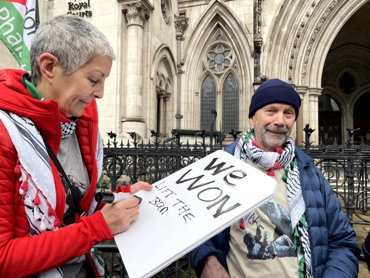 'Ganamos', escribe una mujer en una protesta a favor de Palestine Action ante el Tribunal Superior de Justicia. Londres.