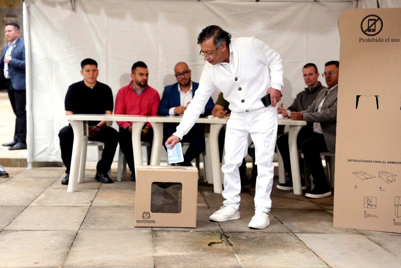 Gustavo Petro votando en la primera vuelta de las elecciones presidenciales de Colombia en 2026.