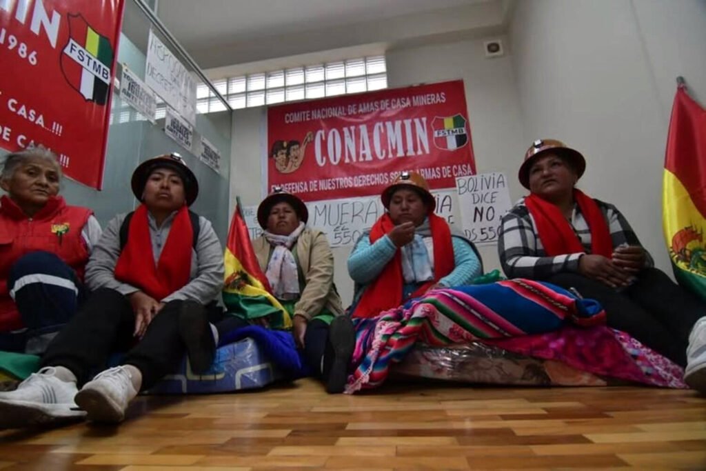 Huelga de hambre de mujeres contra el decreto 5503 en Bolivia.