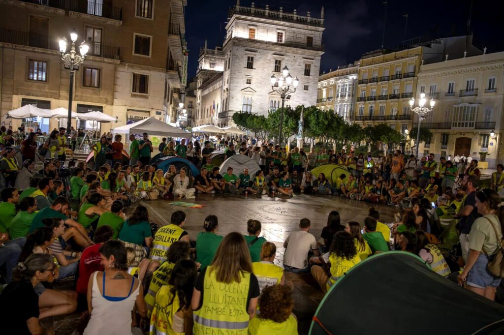 Docentes en huelga inician una acampada indefinida en la Plaça de la Mare de Deu.