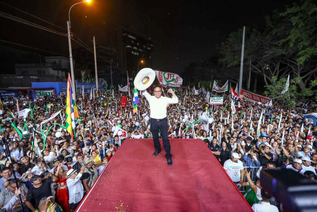 Imagen del 4 junio de 2026 "Aquí estoy junto a ustedes, hermanos y hermanas. Gracias por el cariño, la confianza y la fuerza que nos transmiten en cada encuentro. Hoy, desde el Campo de Marte, demostramos que cuando el pueblo se une no hay desafío imposible." ¡Seguimos avanzando Juntos por el Perú! Foto: @RobertoSanchP.