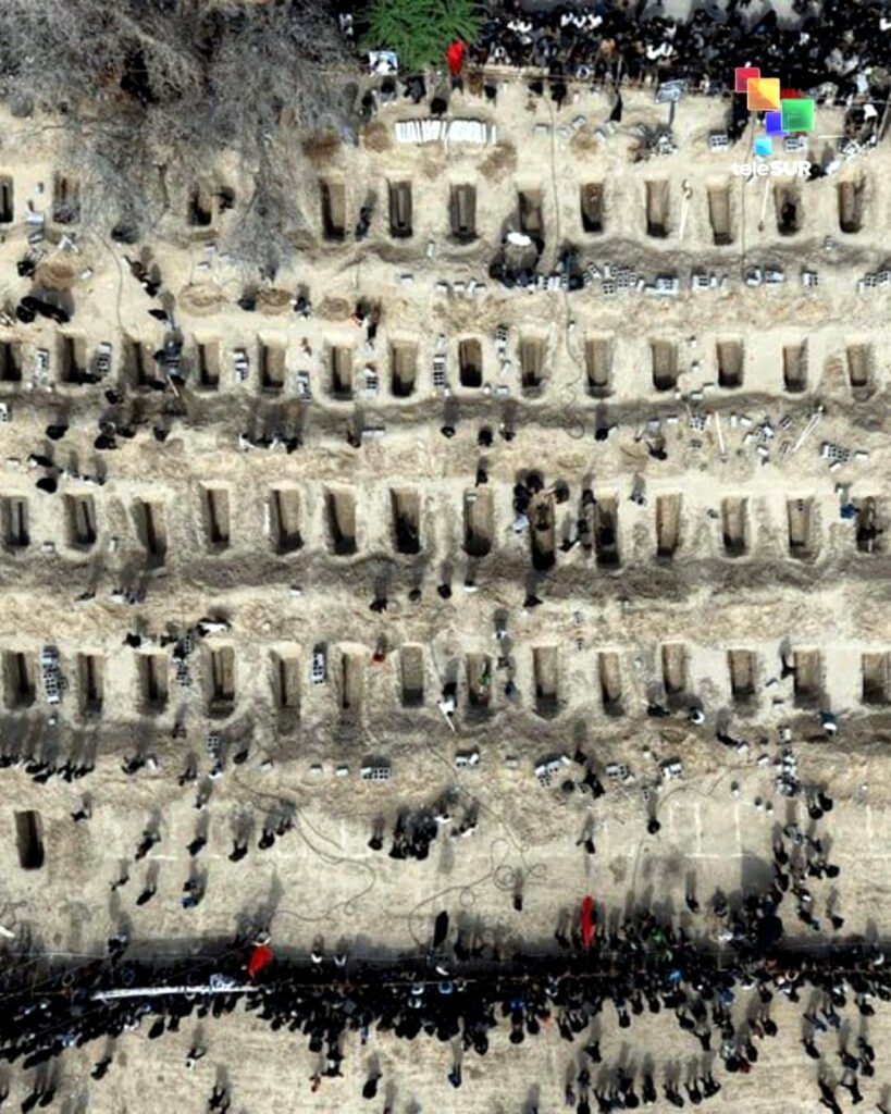 Imágenes del entierro de las niñas de la escuela primaria de Minab, Irán.