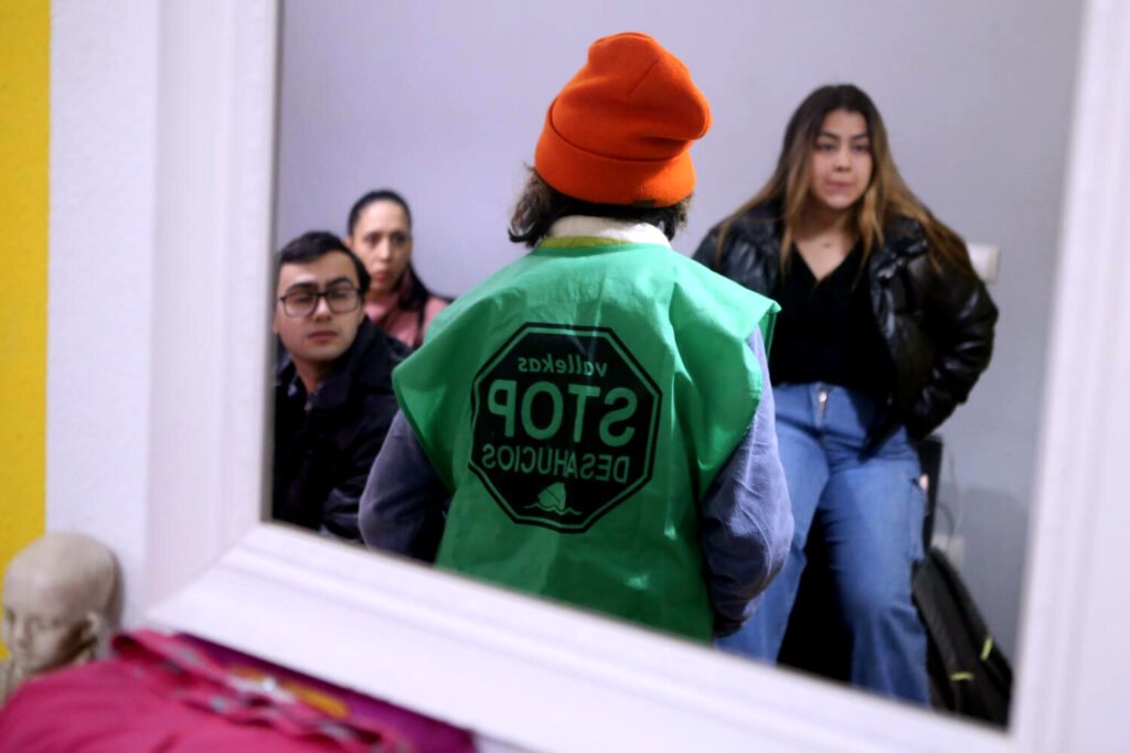 Integrantes de PAH Vallekas pernoctaron con las siete familias para hacer acompañamiento, en la víspera del desahucio que se ha ejecutado el 11 de marzo de 2025 por Sareb.