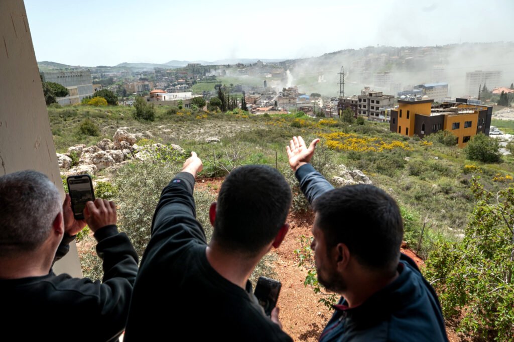Intensos bombardeos israelíes azotan la ciudad de Nabatieh en medio de negociaciones de alto el fuego, en el sur del Líbano, el 16 de abril de 2026. (Santiago Montag).