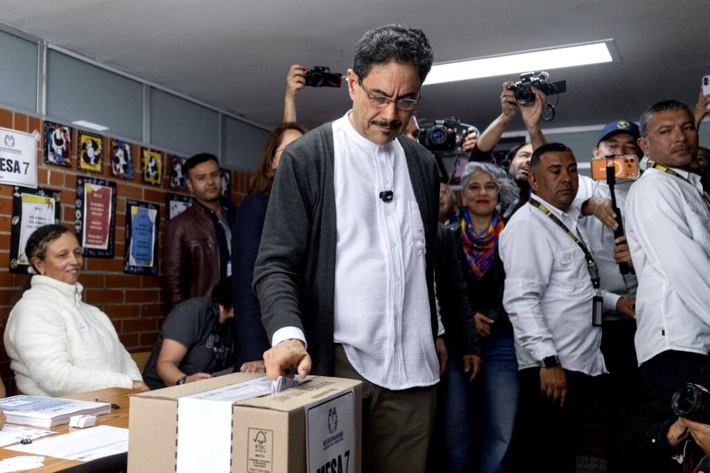 Iván Cepeda, candidato presidencial de la coalición progresista Pacto Histórico, vota en la escuela San Lucas en el barrio Kennedy de Bogotá, Colombia.