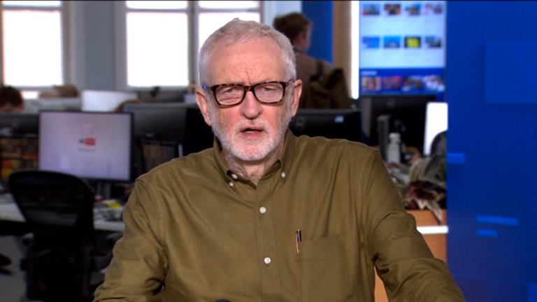 Jeremy Corbyn ha sugerido que la estrategia de Sir Keir Starmer para contrarrestar la amenaza al liderazgo que supone Andy Burnham no está clara, y que esto podría conducir a una 'coronación'.