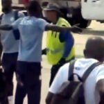 Jugadores de la selección de Senegal retenidos en la pista de aterrizaje en un control de seguridad a su llegada a Carolina del Norte (EEUU), el 9 de junio.