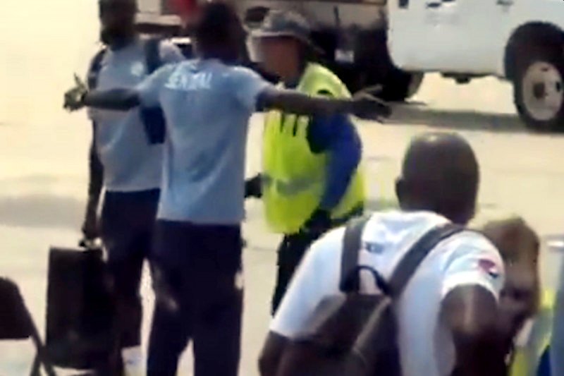 Jugadores de la selección de Senegal retenidos en la pista de aterrizaje en un control de seguridad a su llegada a Carolina del Norte (EEUU), el 9 de junio.