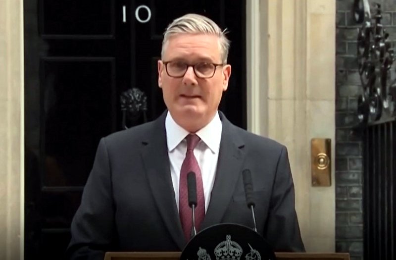 Keir Starmer anunciando su dimisión como primer ministro de Reino Unido el 22 de junio.