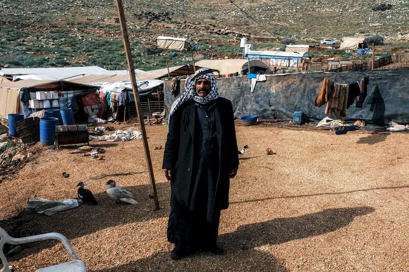 Kharallah Bani Odeh, conocido como Abu Jihad, en la casa a la que se trasladó tras verse obligado a abandonar su tierra a causa de la violencia de los colonos.