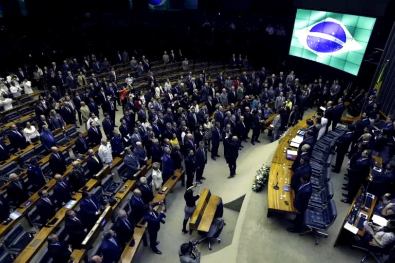 La Comisión de Constitución, Justicia y Ciudadanía de la Cámara de Diputados aprobó la enmienda con 44 votos a favor en una jornada marcada por debates parlamentarios.