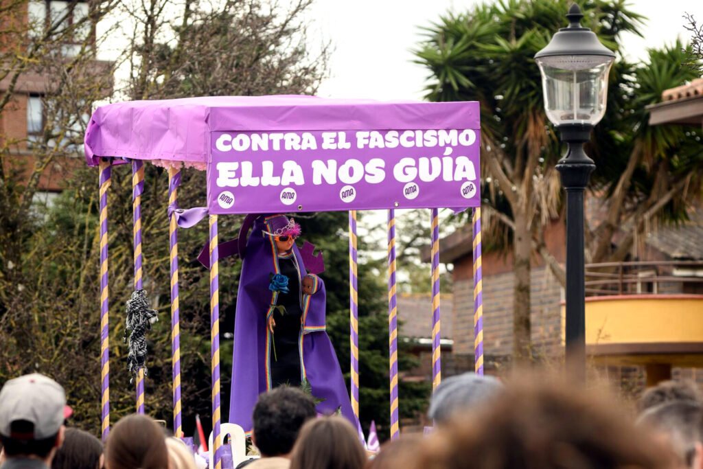 La Santina Queer y antifascistas por las calles de Gijón durante el 8M.