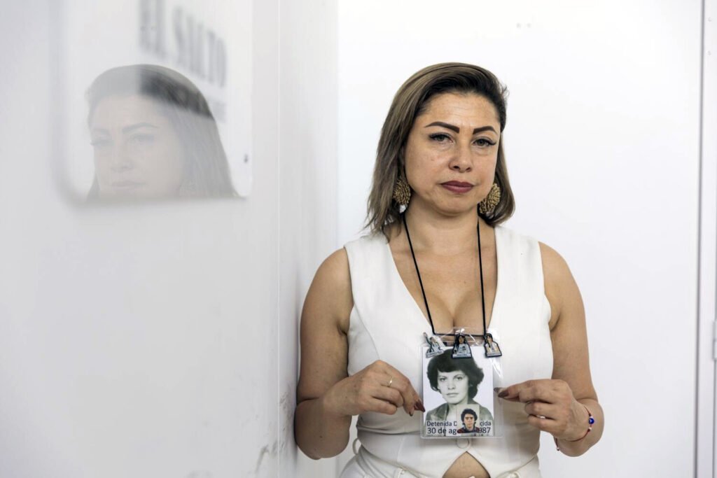 La abogada Andrea Torres Bautista con el retrato de su tía Nydia Erika Bautista, para la que busca justicia.