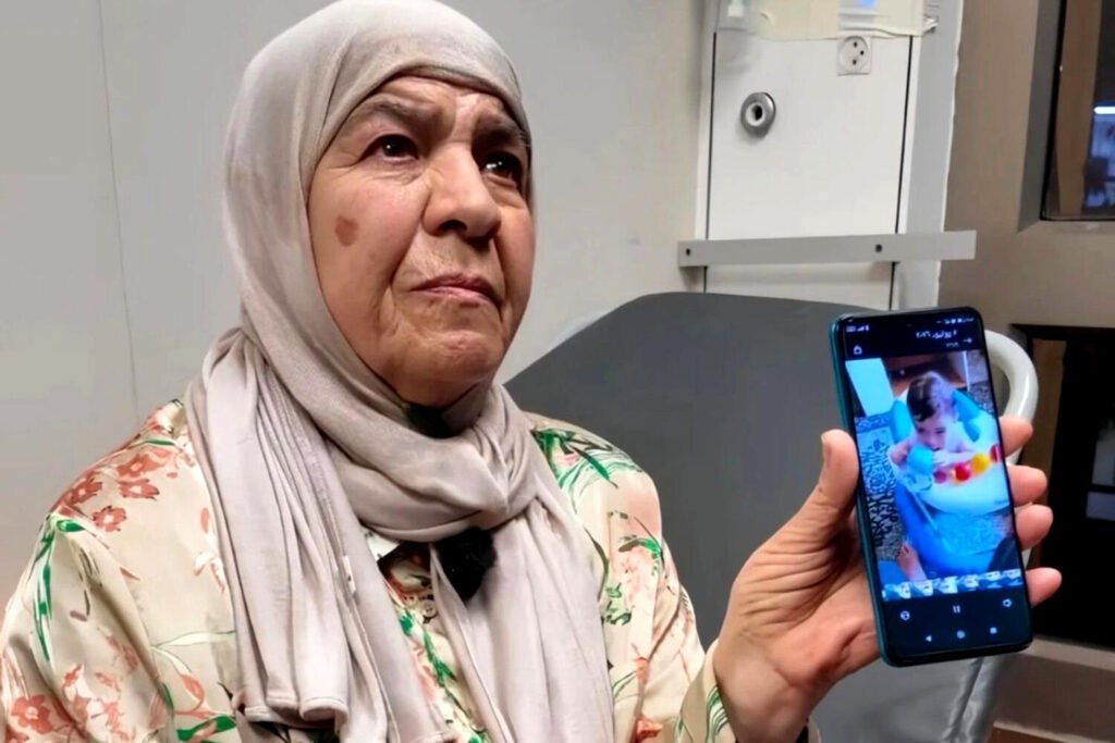 La abuela de Sam Fahd Abu Haikal muestra una foto del bebé asesinado por las FDI en Cisjordania.