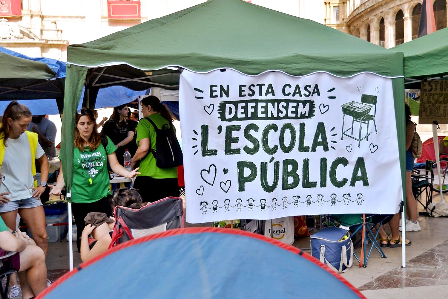 La acampada de docentes en València continúa mientras la negociación se estanca