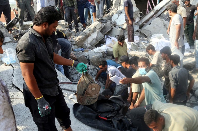 Rescates en la escuela de Minab (Irán) tras el bombardeo de Estados Unidos.
