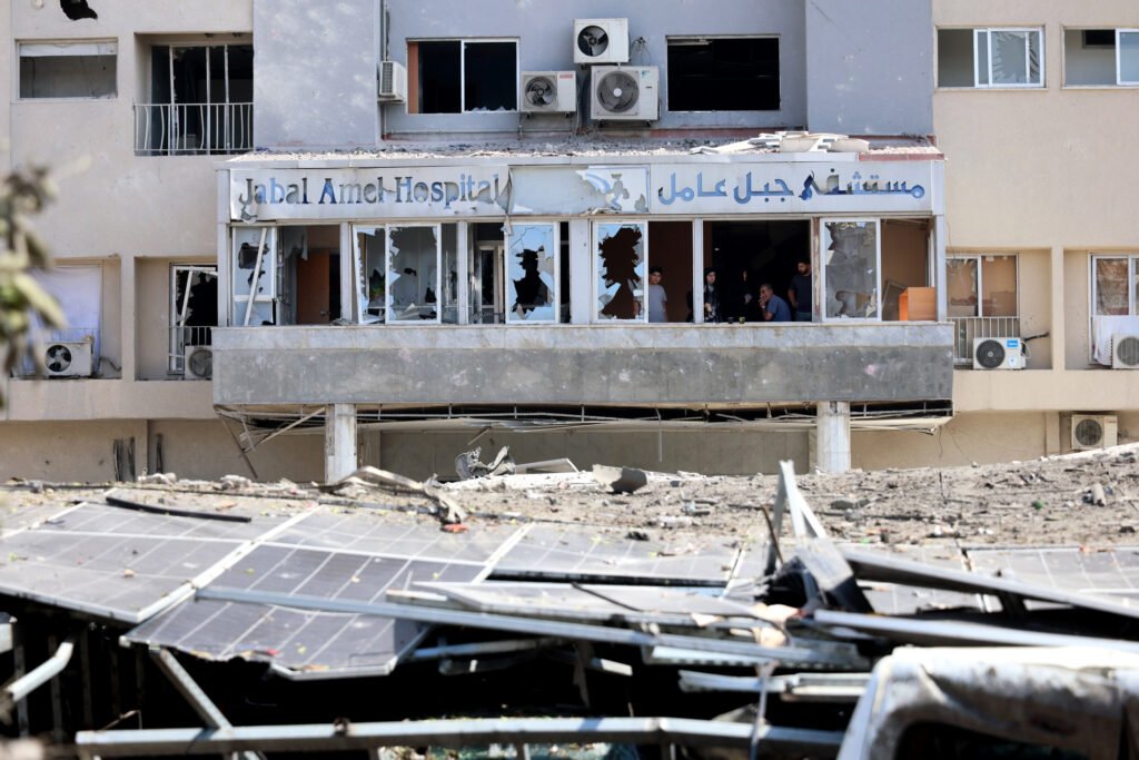 La fachada dañada del Hospital Jabal Amel un día después de un ataque aéreo israelí en la ciudad de Tiro, Líbano, el 2 de junio de 2026.
