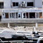 La fachada dañada del Hospital Jabal Amel un día después de un ataque aéreo israelí en la ciudad de Tiro, Líbano, el 2 de junio de 2026.