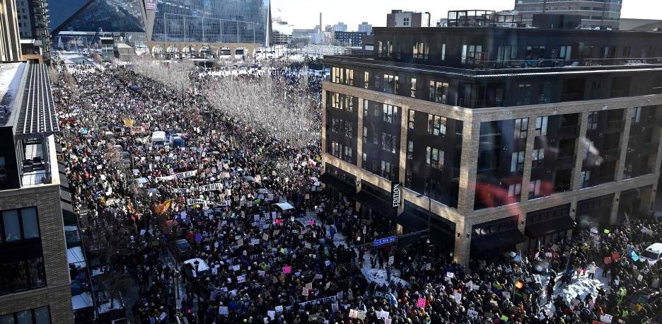 La gente participa en una manifestación el día de una huelga general para protestar contra el despliegue de miles de agentes de inmigración por parte del presidente estadounidense Donald Trump.