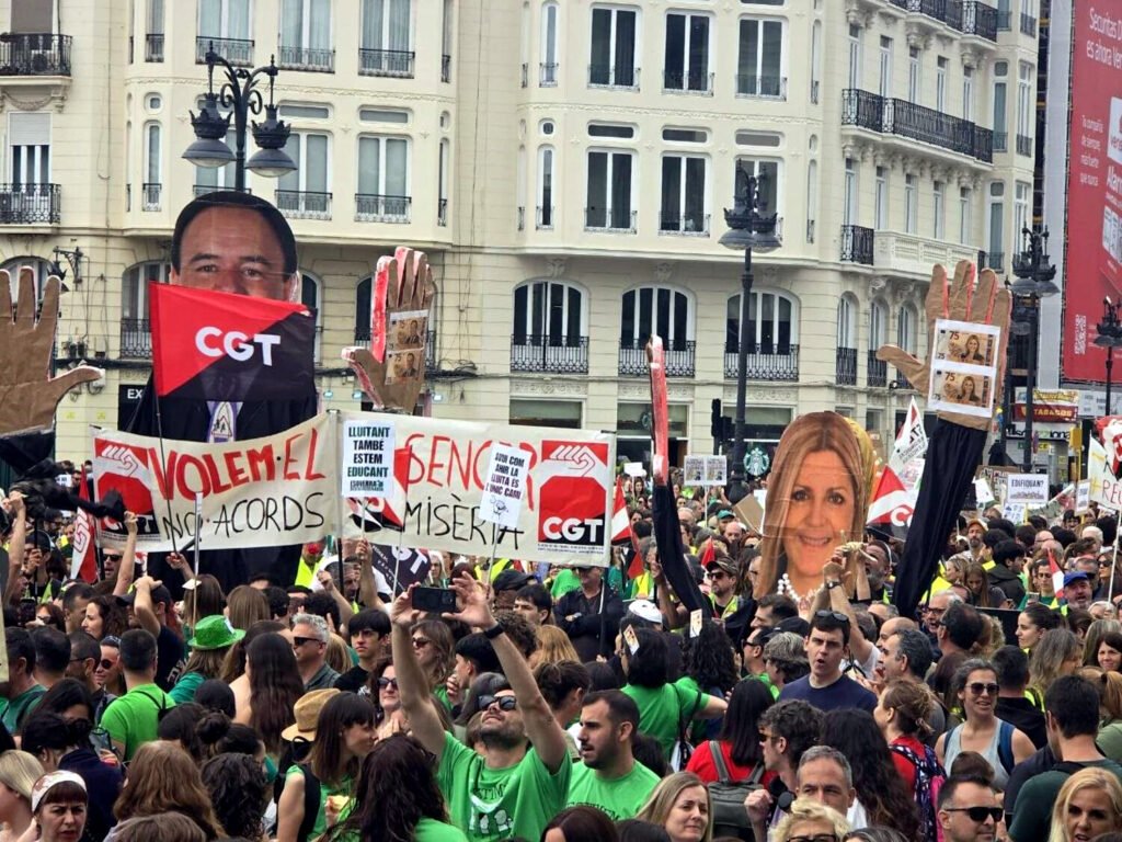 La masiva presencia en la manifestación ha desbordado el recorrido previsto.