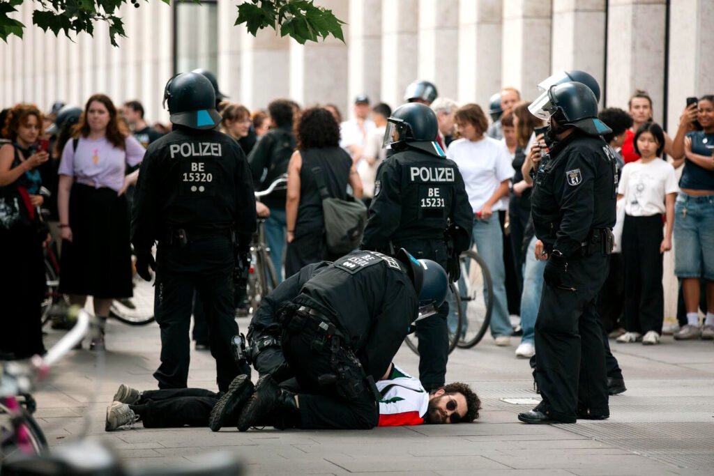 La represión de la policía contra el movimiento pro-Palestina.