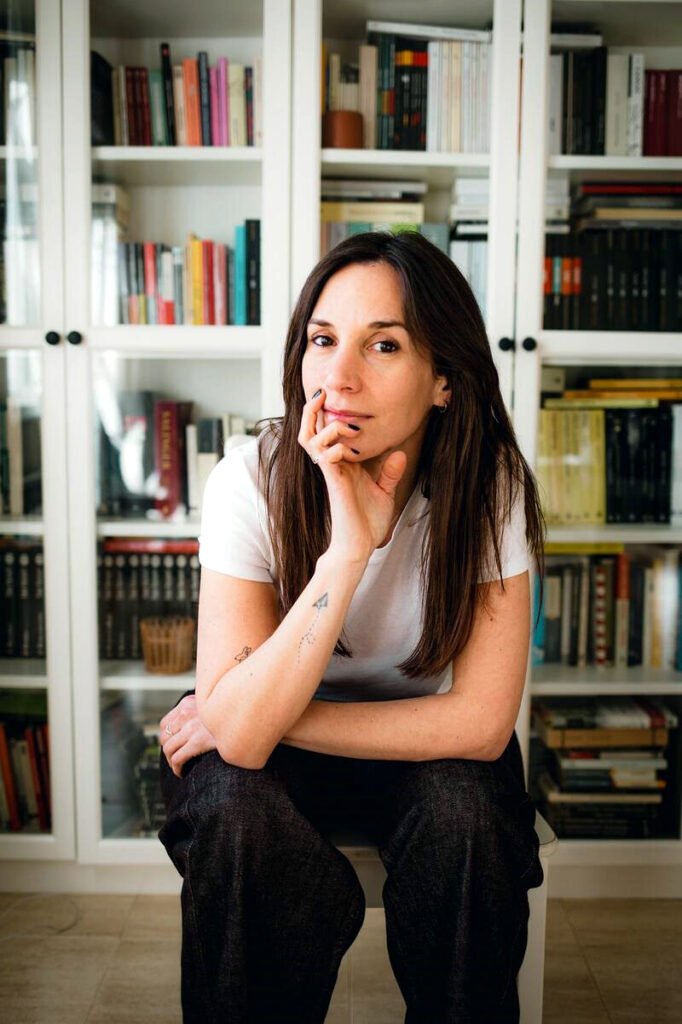 Laura Vivar dice que el reto de escribir 'Tocan a muerto' ha sido desaparecer del texto.