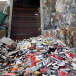 Libros desechados, en proceso de reciclaje.
