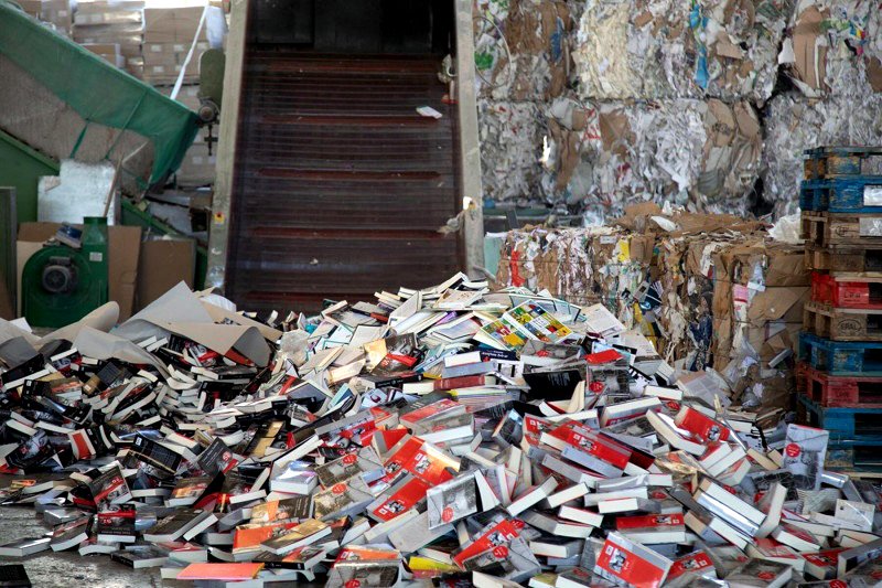 Libros desechados, en proceso de reciclaje.