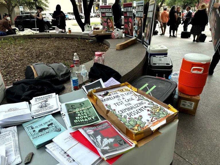 Los partidarios de los acusados ​​de Prairieland exhiben panfletos y obras de arte tras su sentencia frente a un juzgado de Fort Worth, Texas.